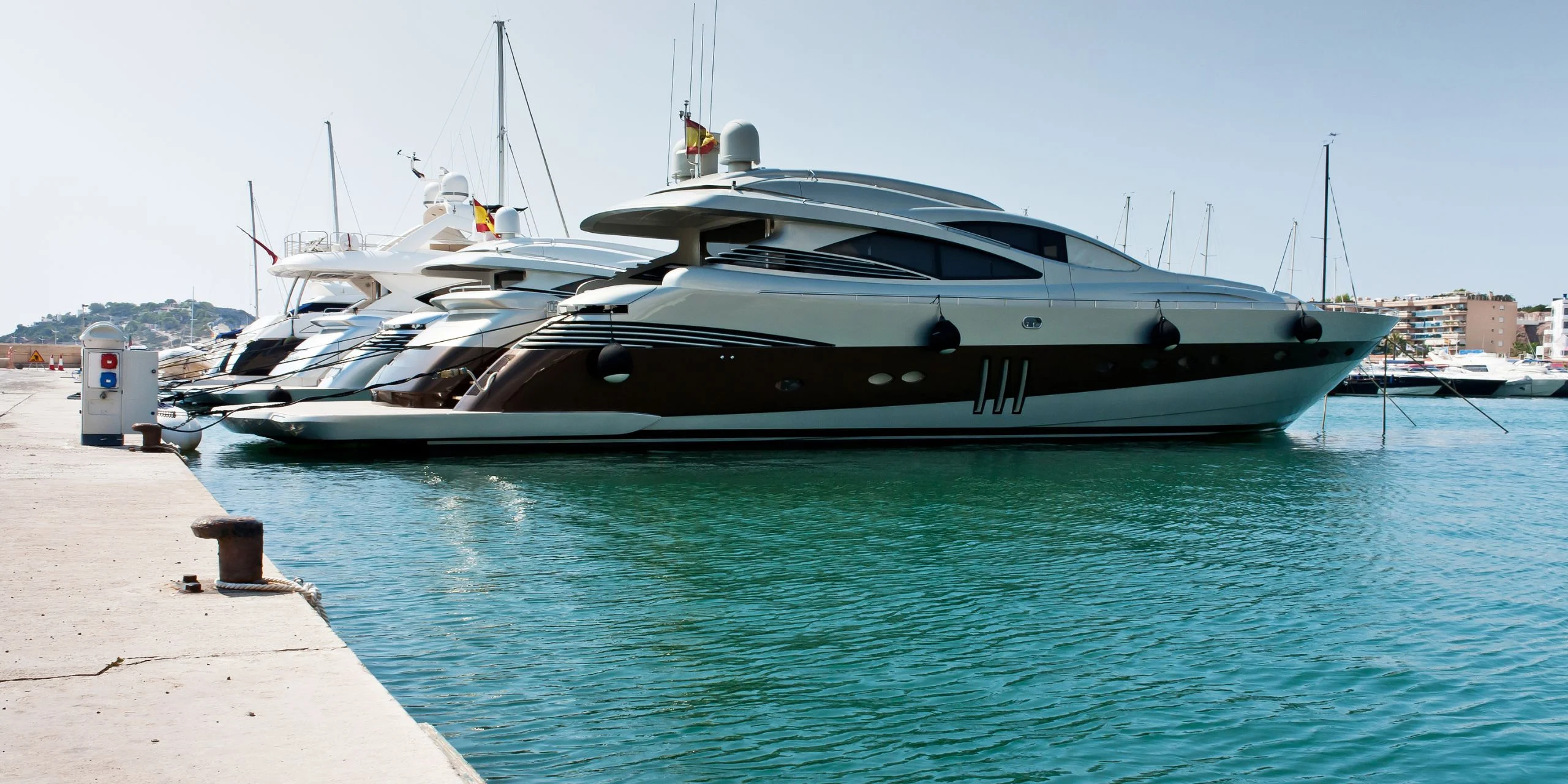Luksusowe jachty motorowe zacumowane w marinie – wyposażenie pokładu i części jachtowe Luxury Yacht